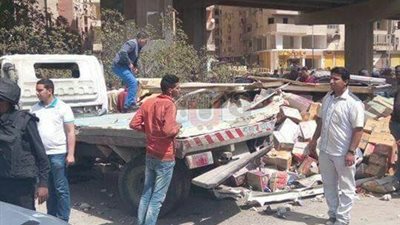 رفع آثار سقوط سيارة وانقلاب أخرى من أعلى الطريق الدائرى (صور)