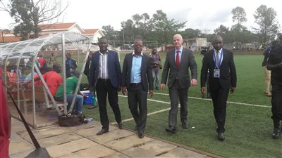 بالصور.. رئيس الـ«فيفا» يضع حجر أساس ملعب جديد في أوغندا