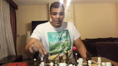 بالفيديو.. شاب يسخر من طلب الفتيات الاهتمام الزائد