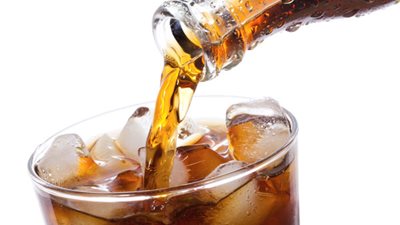 المشروبات الغازية تزيد تسوس الأسنان