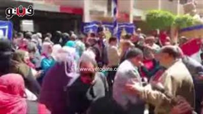 مزمار وطبل أمام لجنة الوافدين في دمياط (فيديو)