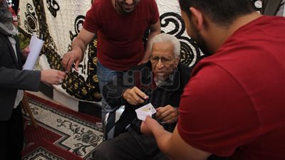 نزول قاض لناخب مسن بمدرسة الشهيد مصطفى عميرة بمصر الجديدة (صور)