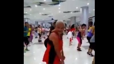 بالفيديو.. مليون مشاهدة لعجوز تقود شابات في رقصة