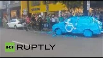 بالفيديو.. عقاب طريف لسائق أوقف سيارته في مكان مخصص للمعاقين