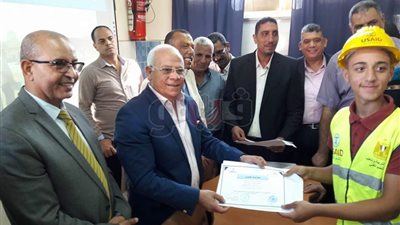 بالصور.. محافظ بورسعيد يكرم طلاب قسم اللوجستيات بالمدرسة البحرية