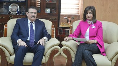 وزيرة الهجرة تبحث مع نقيب المهندسين حل مشكلة إقامة المصريين بالكويت