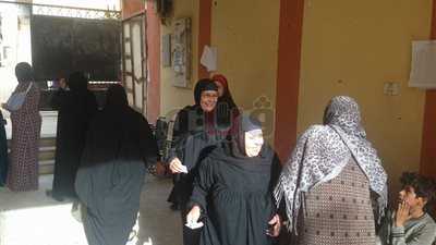 ًتزايد إقبال السيدات على الانتخابات في ناهيا بعد انخفاض الحرارة (صور)