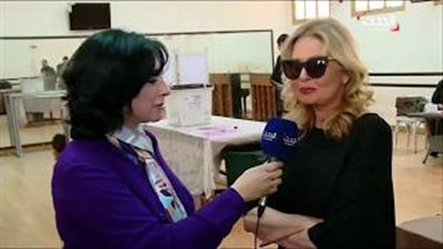 يسرا لمذيع العربية عن ترشحها للرئاسة: «أنت عايز تموتني» (فيديو)