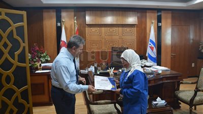 عمال النظافة بمطار القاهرة.. الأمانة في أبهى صورها