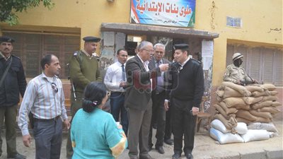 محافظ المنيا يتفقد اللجان الانتخابية بمركزي ملوي وديرمواس (صور)