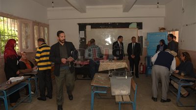 محافظ الإسكندرية يطمئن على انتظام الانتخابات الرئاسية (صور)
