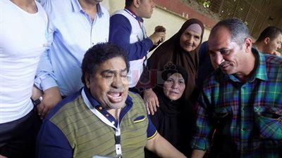 عدوية يدلي بصوته في الانتخابات ويغني للسيسي «عدي المراكب» (فيديو)