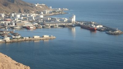 عودة الحياة لميناء المكلا بعد طرد القاعدة في اليمن