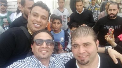 الليثي يشارك أهالي السيدة زينب الهتاف للسيسي في الانتخابات (فيديو)