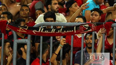 جماهير الأهلي توقف أتوبيس الفريق وتحتفل بالفوز على الوداد المغربي