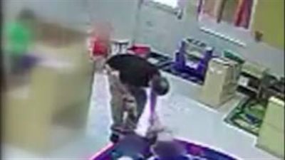 بالفيديو والصور.. عامل يعتدى على طفلة بالضرب داخل حضانة