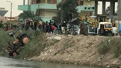 انتشال جرار زراعي سقط في ترعة بالإسماعيلية (صور)