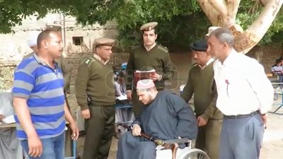 مواطن «كفيف» يشارك بالانتخابات الرئاسية في أسوان (صور)
