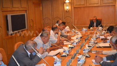 بالصور.. محافظ قنا يعقد اجتماعا لتنفيذ مبادرة أسبوع النظافة