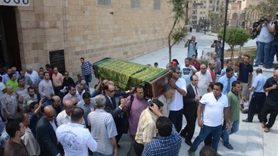 تشييع جثمان جميل راتب لمثواه الأخير من الجامع الأزهر (فيديو وصور)