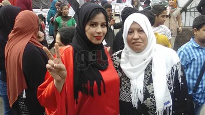 فتاة تتزين بعلم مصر خلال الإدلاء بصوتها في روض الفرج (صور)