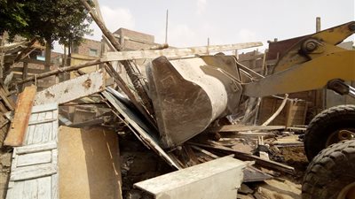 بالصور.. رفع تعديات سوق التونسي من شريط السكك الحديدية