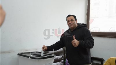 محمد فؤاد يدلي بصوته في الجامعة العمالية بانتخابات الرئاسة (صور)