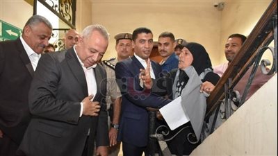 محافظ الشرقية يأمر بصرف مساعدة مالية لسيدة فقيرة