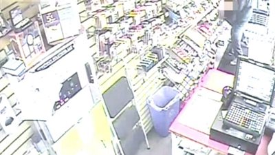 مشرد ينقذ امرأة من هجوم بلطجي (فيديو وصور)