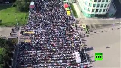 بالفيديو.. ملامح استقبال عيد الفطر في العالم.. صنع الكعك والعيدية يميزان مصر والسعودية.. حرق الحطب باليمن لوداع «رمضان».. مسلمو أوروبا يحرصون على الصلاة في الساحات.. وشراء الملابس الجديدة سم