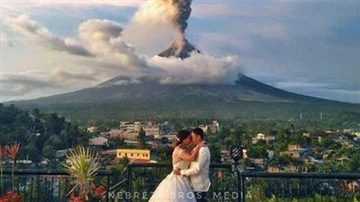 أغرب حفل زفاف على خلفية بركان ينفجر (صور)