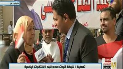 سيدة تبكي أثناء إدلائها بصوتها وتوجه رسالة لمعتز مطر(فيديو)