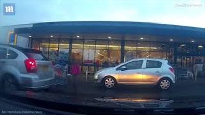 «خناقة» بين امرأة وسائق بسبب ابنتها (فيديو وصور)