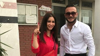 إيناس عز الدين وألفت عمر يدليان بصوتيهما في الانتخابات (صور)