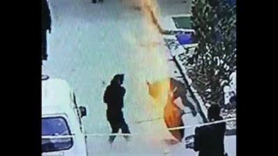 انفجار بالوعة في وجه صبي تطيره في الهواء (فيديو وصور)