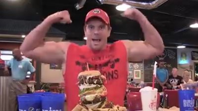 شاب يتناول ساندوتش برجر وزنه 2.4 كيلو (فيديو)