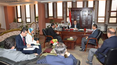 وفد من «التنمية المحلية» يبحث مع محافظ بني سويف تحسين القوى العاملة