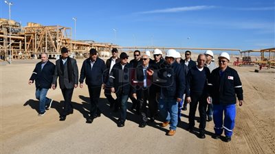 وزير البترول يتفقد جبل الزيت بخليج السويس