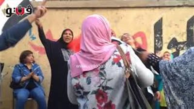 رقص هستيري لناخبة على أنغام «قالوا إيه» أمام لجنة بالهرم (فيديو)