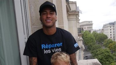 نيمار يبهر جمهوره بصورة مع ابنه: «إصلاح الحياة»