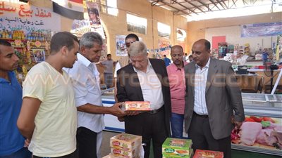 محافظ الإسماعيلية يتفقد معرض السلع والمواد الغذائية بنادي المنتزه