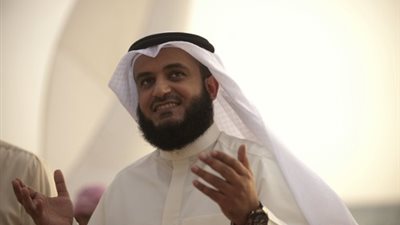 مشاري راشد يدعو لمصابي حادث مسجد الكويت بالشفاء