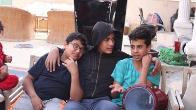 طلاب مدارس اللغات يزورون أطفال السرطان في جمعية «المصباح المضئ» (فيديو)