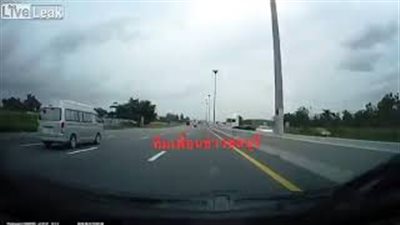 حادث مروع يطيح بسائق نائم من كابينة شاحنة (فيديو)