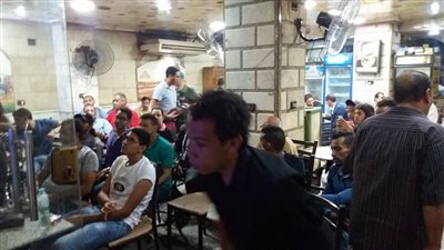 بالصور.. إقبال كثيف على مقاهي وسط القاهرة لمشاهدة نهائي الكأس