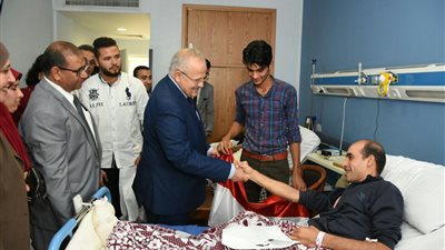 بالصور.. رئيس جامعة القاهرة وعمداء الكليات يزورون مصابي حادث الواحات