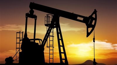 النفط يهبط مع تراجع الطلب قبل أعمال صيانة مصاف