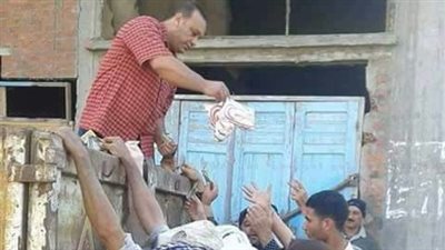 مواطن يبيع السكر في دمياط من داخل سيارة قمامة