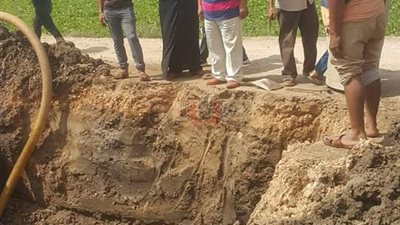 إصلاح ماسورة خط رئيسى بعد انقطاع المياه لساعات بقرية في الدقهلية