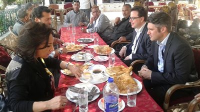 3 مشاهد بالانتخابات الرئاسية حديث السوشيال ميديا.. وفد المراقبين الأمريكيين يتناولون الفطير ويدخنون «الشيشة» بالمنوفية.. صورة «وليد الشريف العاق» تتصدر المشهد.. ورقص فتيات الرحاب ا